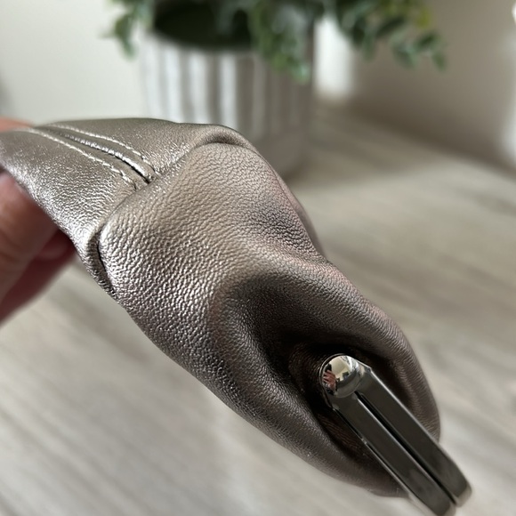 Express Kisslock clutch EUC - Picture 5 of 9